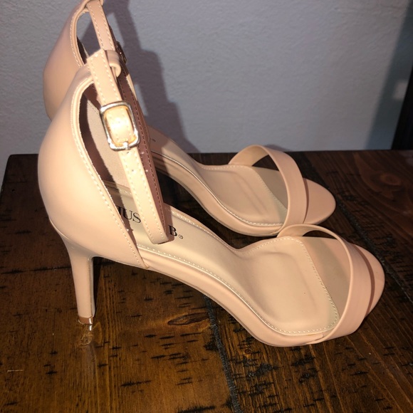 Beautiful nude heels 9W - Picture 2 of 4